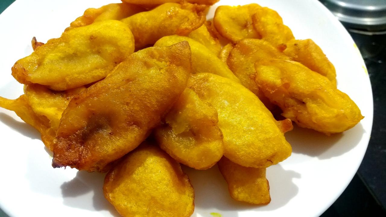Pazham Pori|Kerala style Pazham pori recipe|Banana Fritters – salt and  spicy kitchen