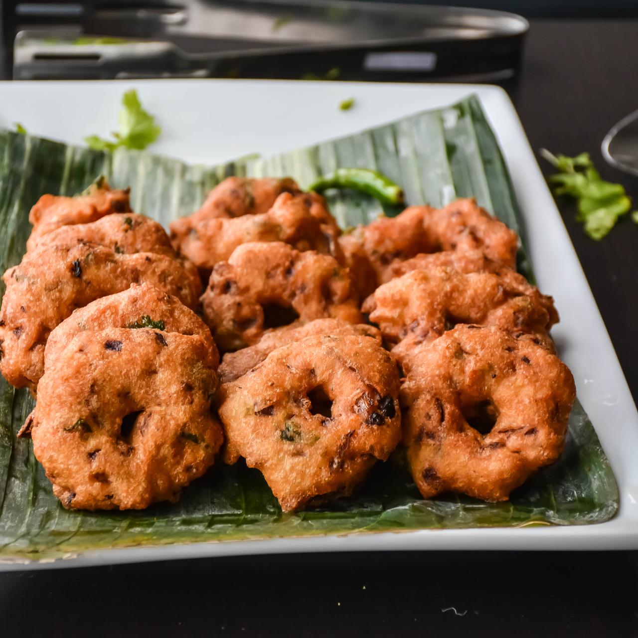 Medhu Vadai/Uludhu vadai/ Lentil Onion Fritters - Relish The Bite